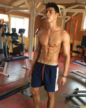I love muscular men with necklace. Do you agree with me?