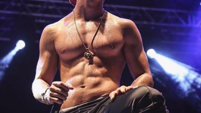 I love muscular men with necklace. Do you agree with me?