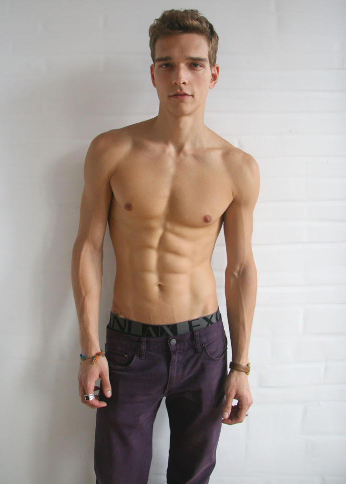 Girls, do you find this skinny/lean body type attractive?