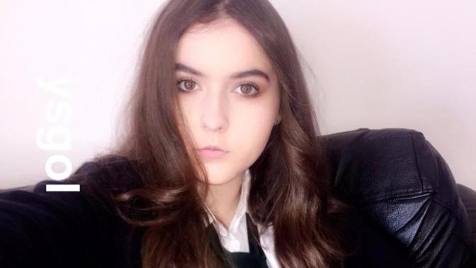 How does this introverted girl look? Attractive or nah?