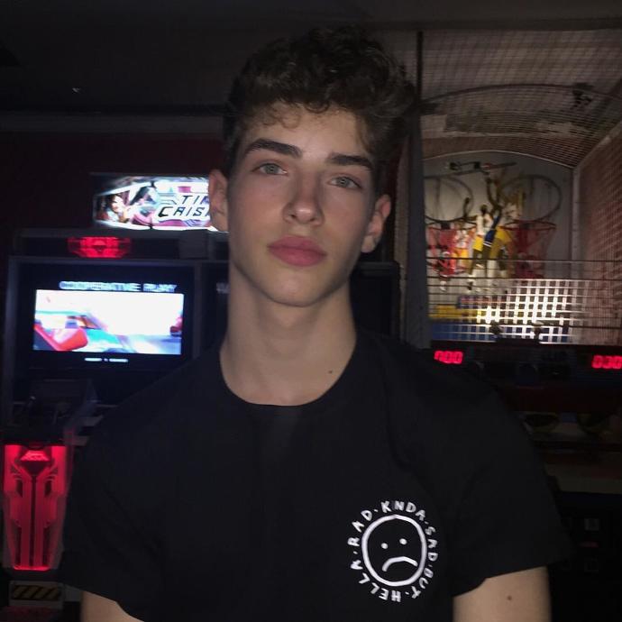 Battle of the Instagram Bouys: Face (guys)?