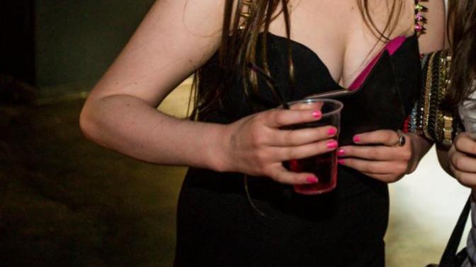What dress size (US or UK, please state which) does she look like?