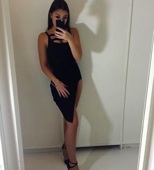 Which style is more suitable for a date to a dinner with some very sophisticated people?