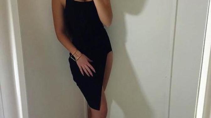 Which style is more suitable for a date to a dinner with some very sophisticated people?