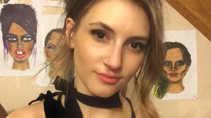 Do I look like any celebrity? Everybody says no. I wish I did. Fuck my life?
