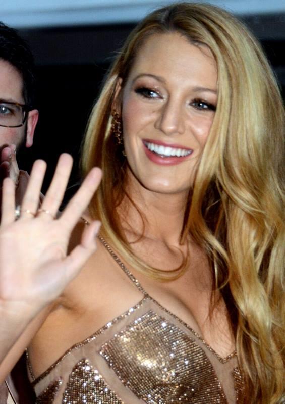 Who looks prettier between these two celebrities?