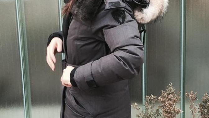 Girls who wear full on winter coats indoors, how do you do it?