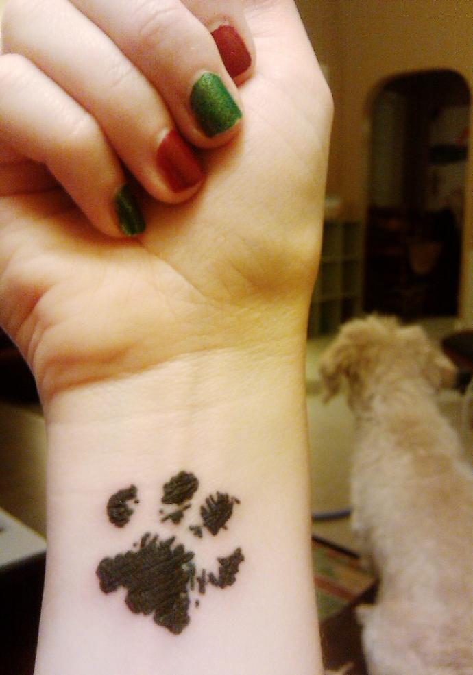 Paw print tattoos: sweet or tacky 🐾?