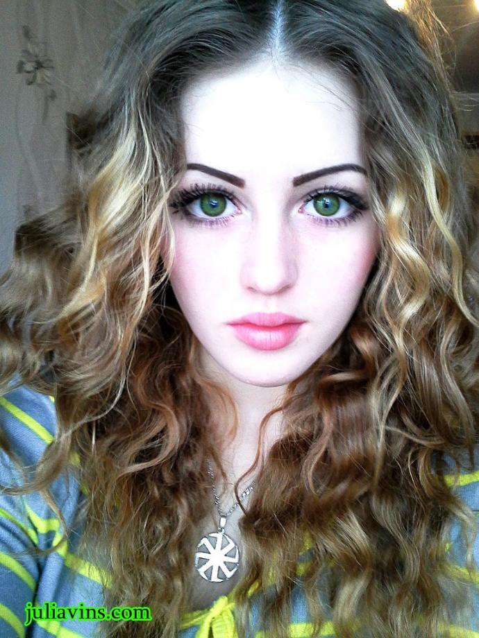 In your opinion, how attractive is Julia Vins?