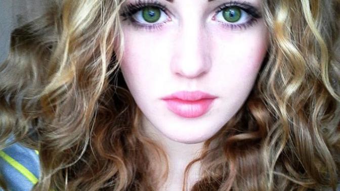 In your opinion, how attractive is Julia Vins?