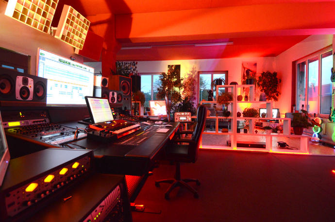 What music production software (DAW) do you use / like most?