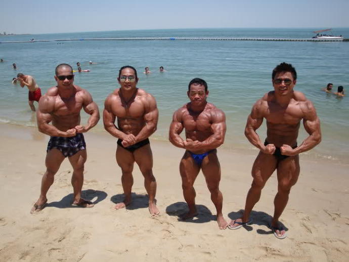 Funniest picture of a short guy: final round! Battle of the shortest! The winner is my new avatar?