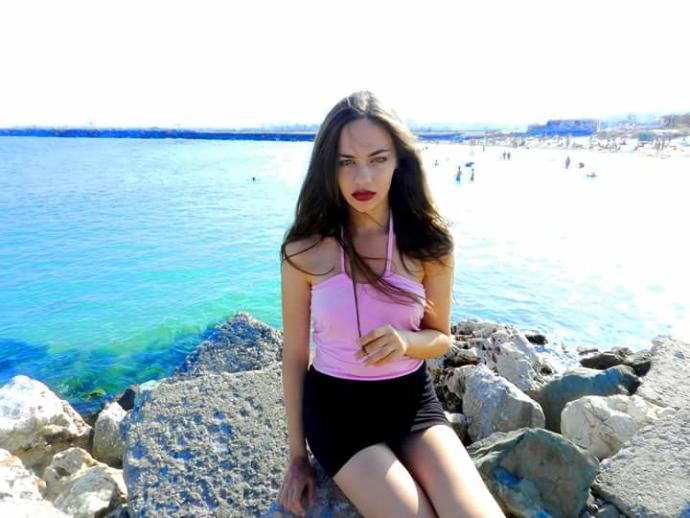 What do you think about this girl? Rate her. How does she look?