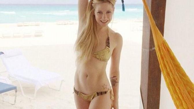 Is Avril Lavigne thin or curvy poll?