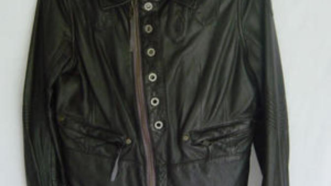 Does anyone else find zippers like this ANNOYING AS HELL?