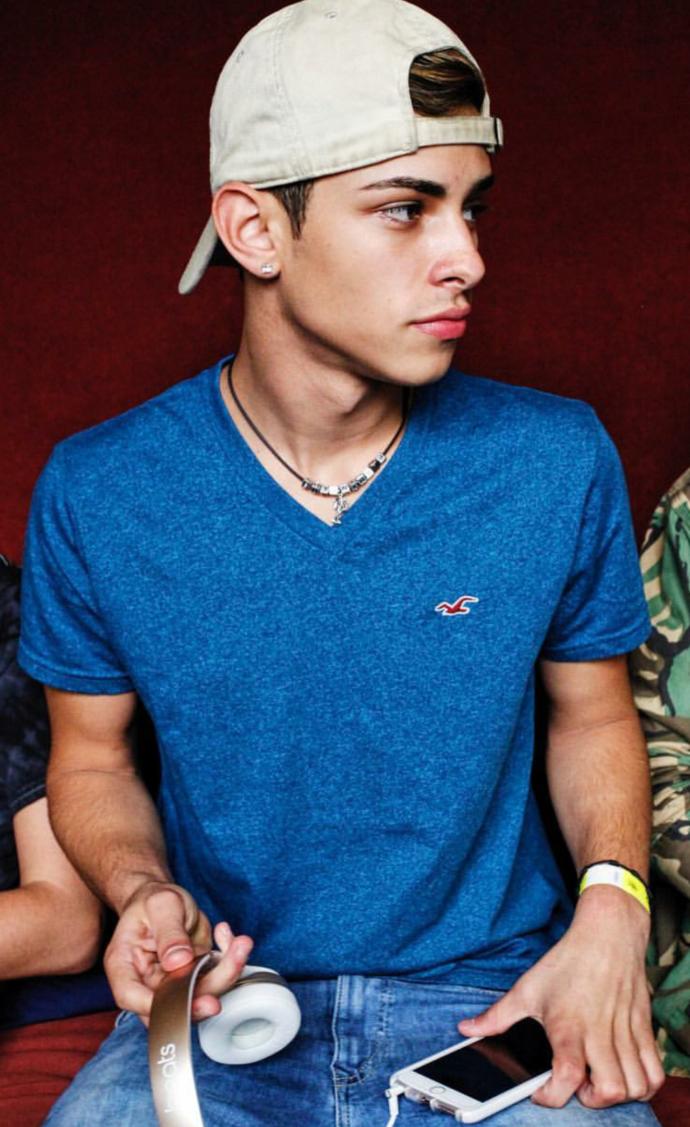 Teen girls, be honest which guy is the best-looking here?
