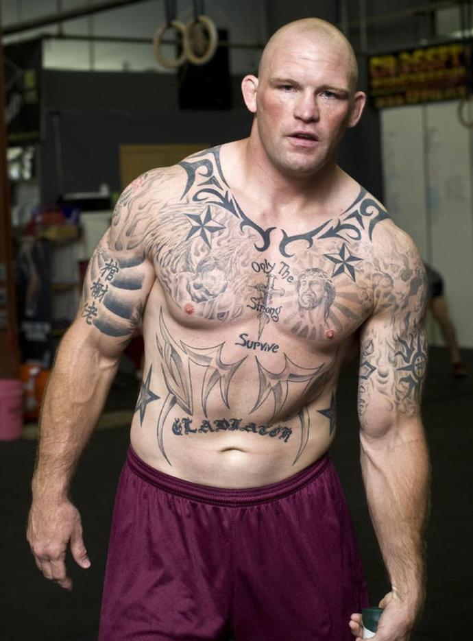 Girls, Do you like Masculine Muscular Guys or Regular looking guys? WHOS HOTTER?
