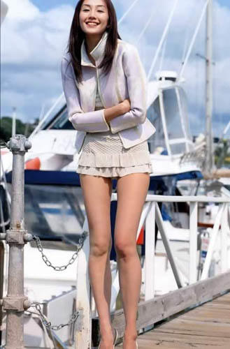 How to wear very hotsell short skirts