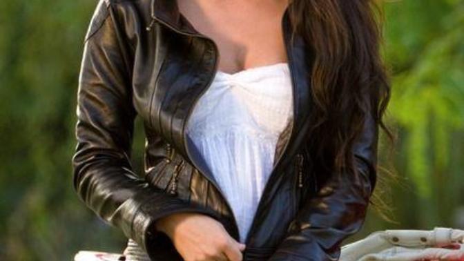 Who else thinks Megan Fox looks hotter in this picture?