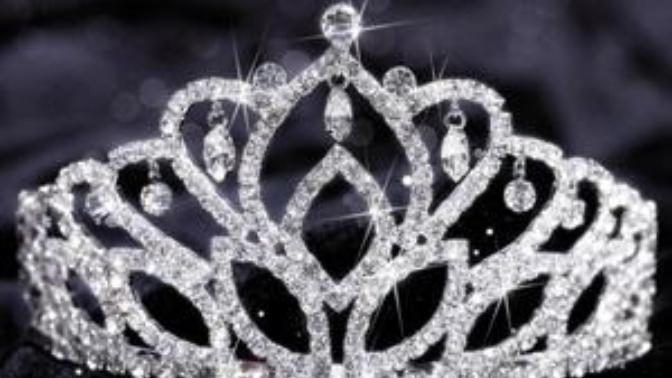 My sister is going to her HS Prom this year and I want to get a little Tiara for her, Which one looks better? Should I buy her a Keepsake Box too?