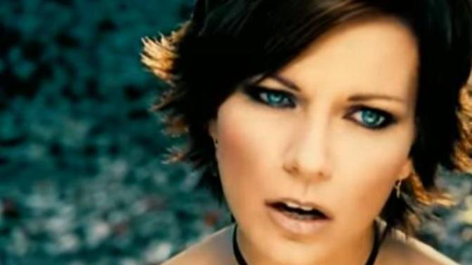 Who is one of your favourite singers and the song you first heard them sing or one you remember?