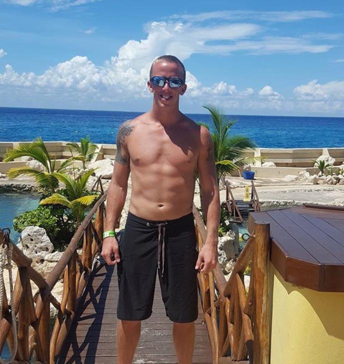 Is he muscular or thin ?