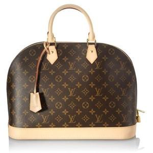 Girls, which is your everyday bag and what do you have inside it?