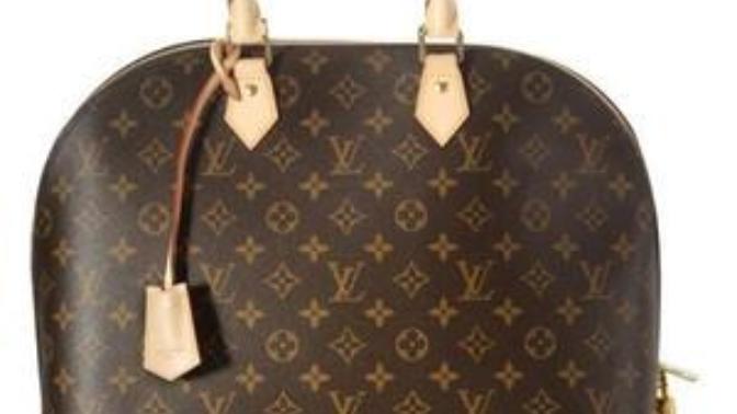 Girls, which is your everyday bag and what do you have inside it?