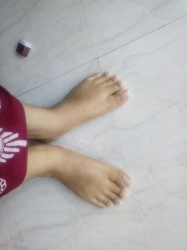 why are there people that's into foot fetishes? I don't understand...explain??