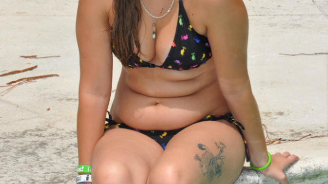 Does my belly button look smaller than average and why?