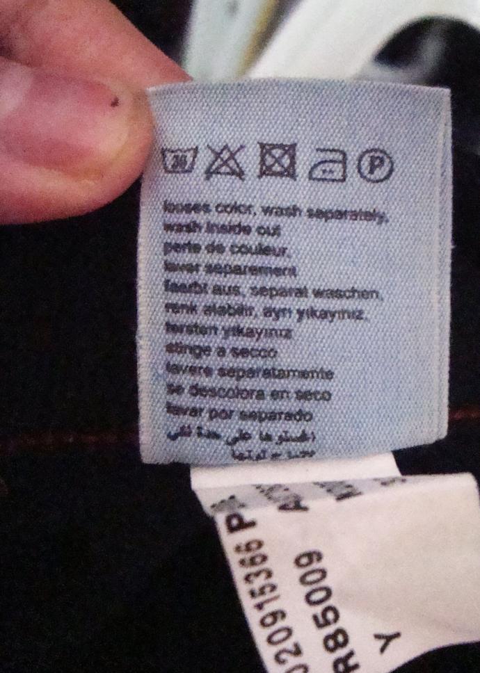 How to washing pants jeans for the first time by hand or machine wash properly without losing color? what is the best way for keeping color of them?