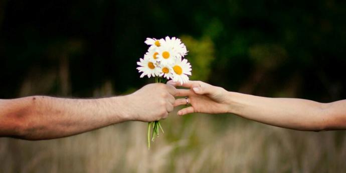 Girls, do you like it when a guy gives you flowers??