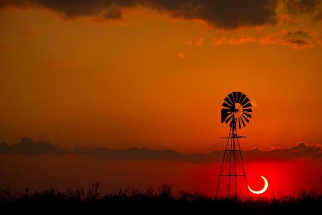 Do you think that the Turkish flag is depicting a crescent moon or a solar eclipse?