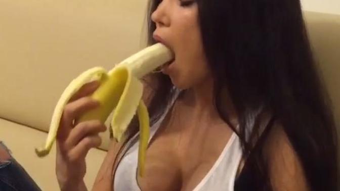 Should girls eat banana in public?