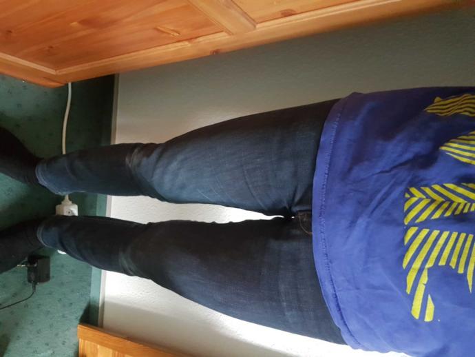 Is it ok for guys to wear tight jeans??