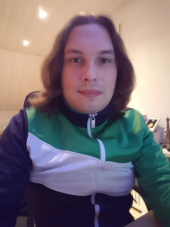 Girls, what do you think about my look with longer hair and this outfit?