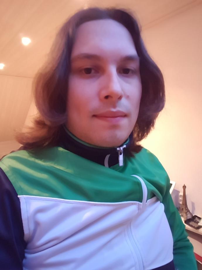 Girls, what do you think about my look with longer hair and this outfit?