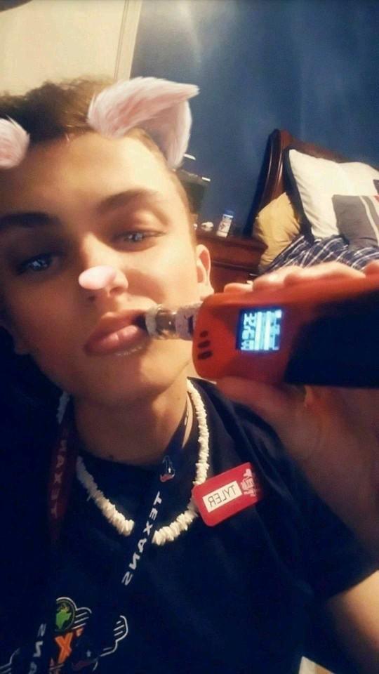 would you date a guy who vapes??