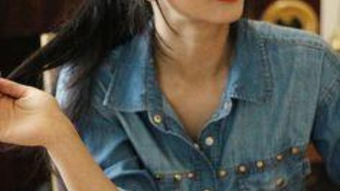 Do you think women with bangs and glasses, with their hair up in a ponytail, look good?