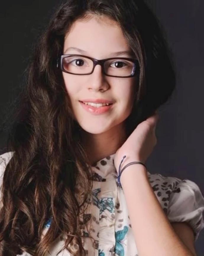 Which gorgeous teen is more beautiful?