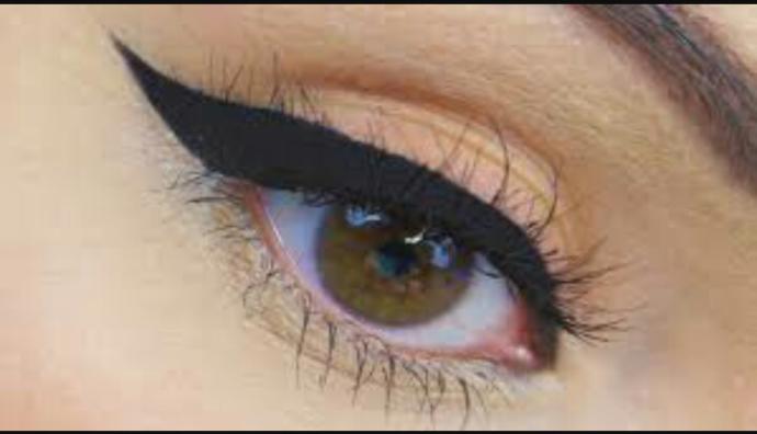 Do you like winged eyeliner on a girl?