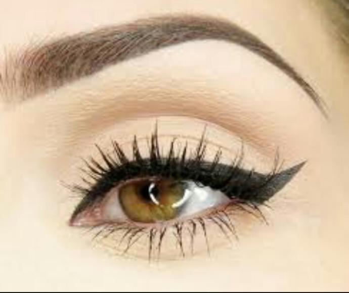 Do you like winged eyeliner on a girl?