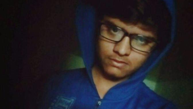 Hey Girls... Do you like simple guys or cool dudes with big groups also do u think I am cute? pic included😉😉... just curious?