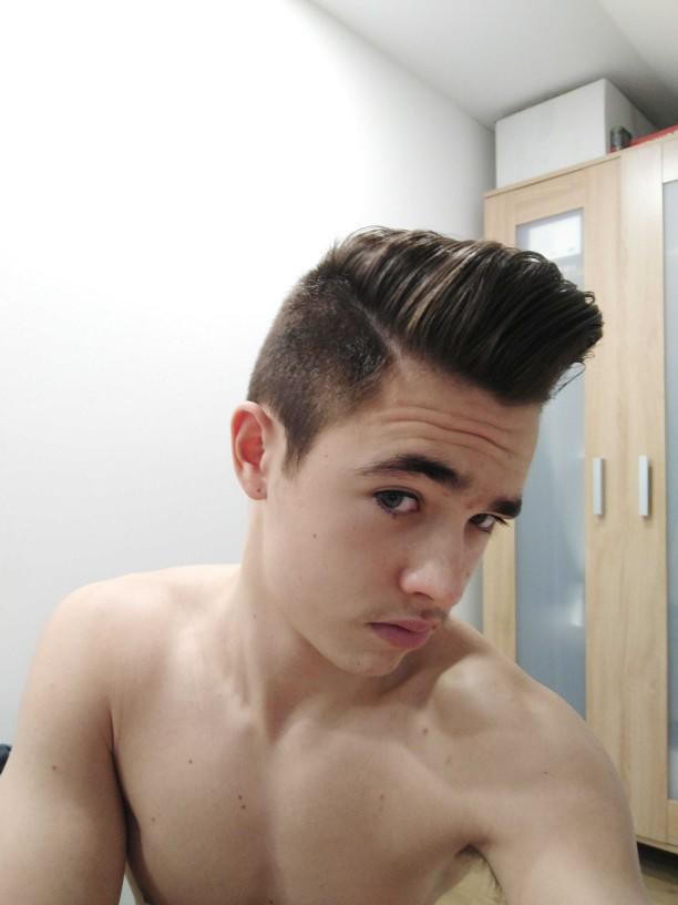 Which hairstyle looks better??