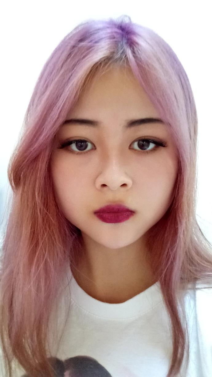 L how is her look?