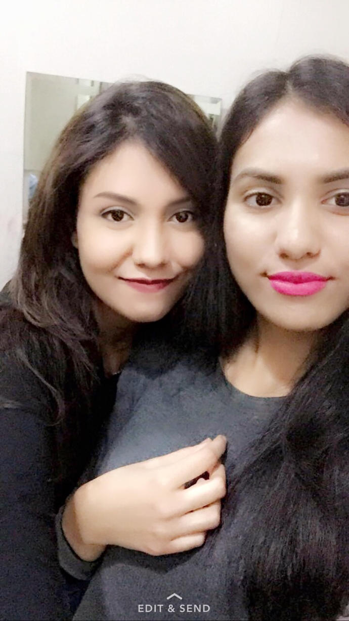 Who looks prettier between the two of us?