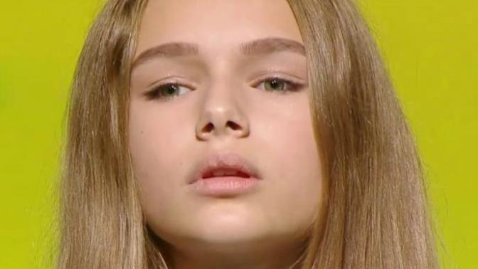 What color eyes of this girl?