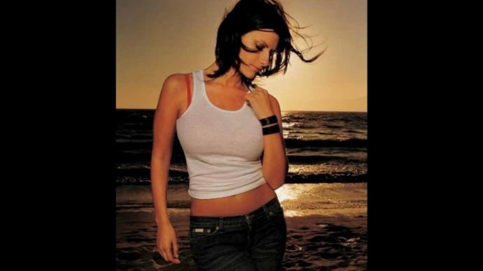 How would you describe Laura Pausini's (pics in the description) body?