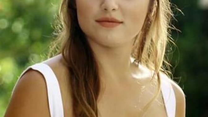 Which cutie pootie is more beautiful girl?