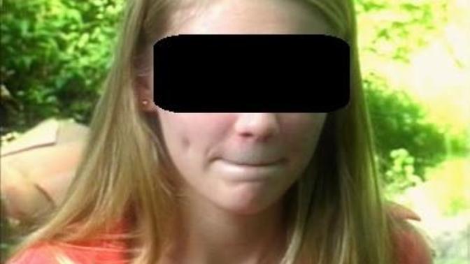 This girl at work keeps making this monkey / lips-sucked-in face when I look at her (pic related)?